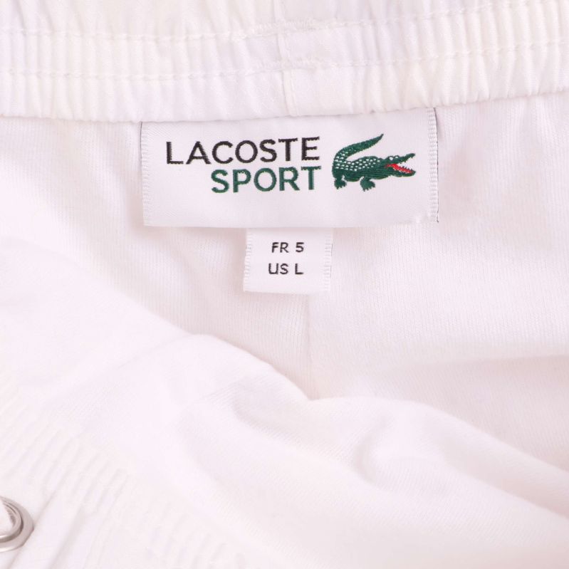 Närbild av Lacoste Sport-märkesetikett och storlek FR 5