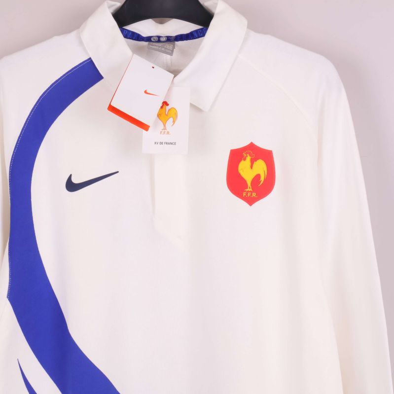 Närbild på kragen och emblem på tröjan