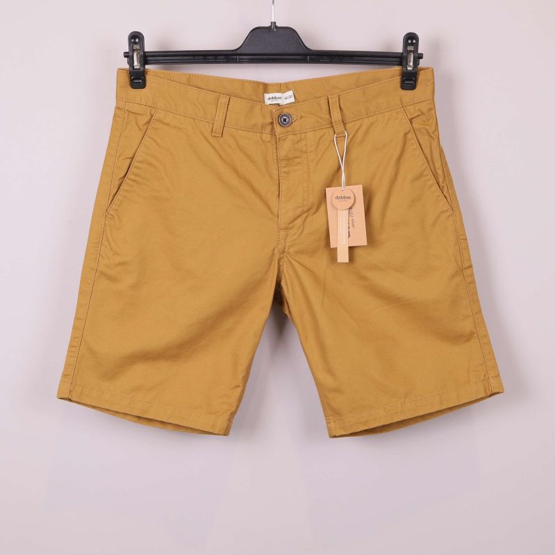 Framsida av gula chinoshorts med sidfickor och hällor