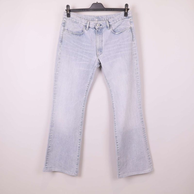 Framsida av raka ljusblå jeans på galge