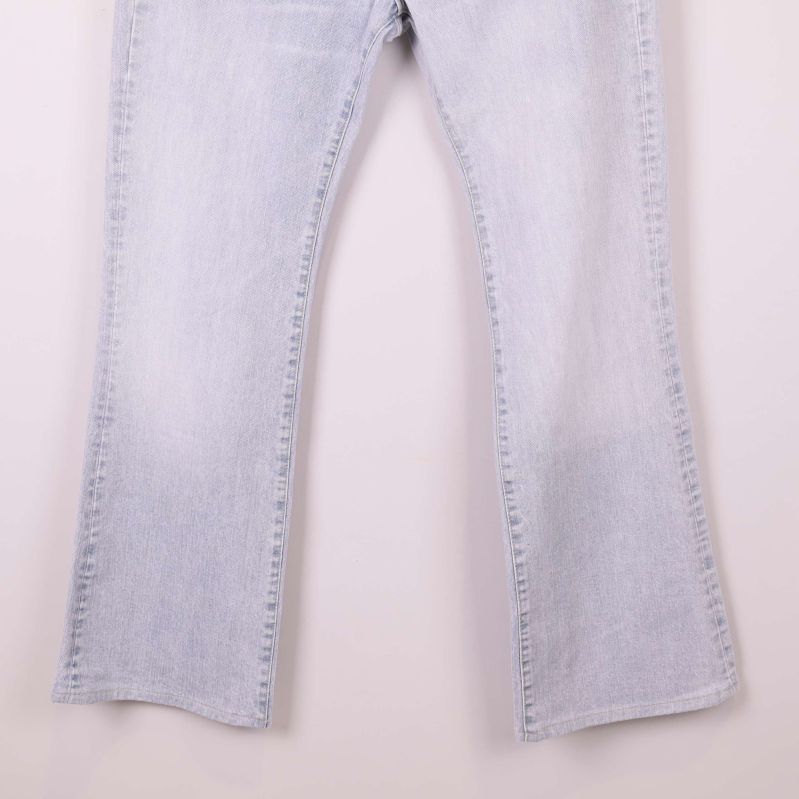 Närbild på det raka benen av ljusblå jeans