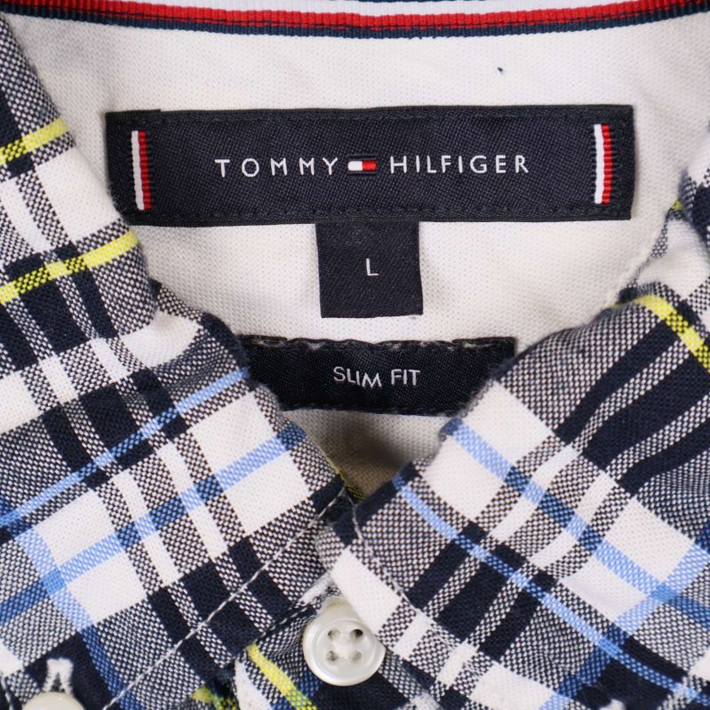Närbild på Tommy Hilfiger-etikett och storlek L