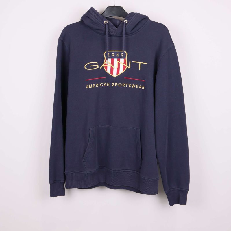 Mörkblå hoodie med logotyp och känguruficka framtill