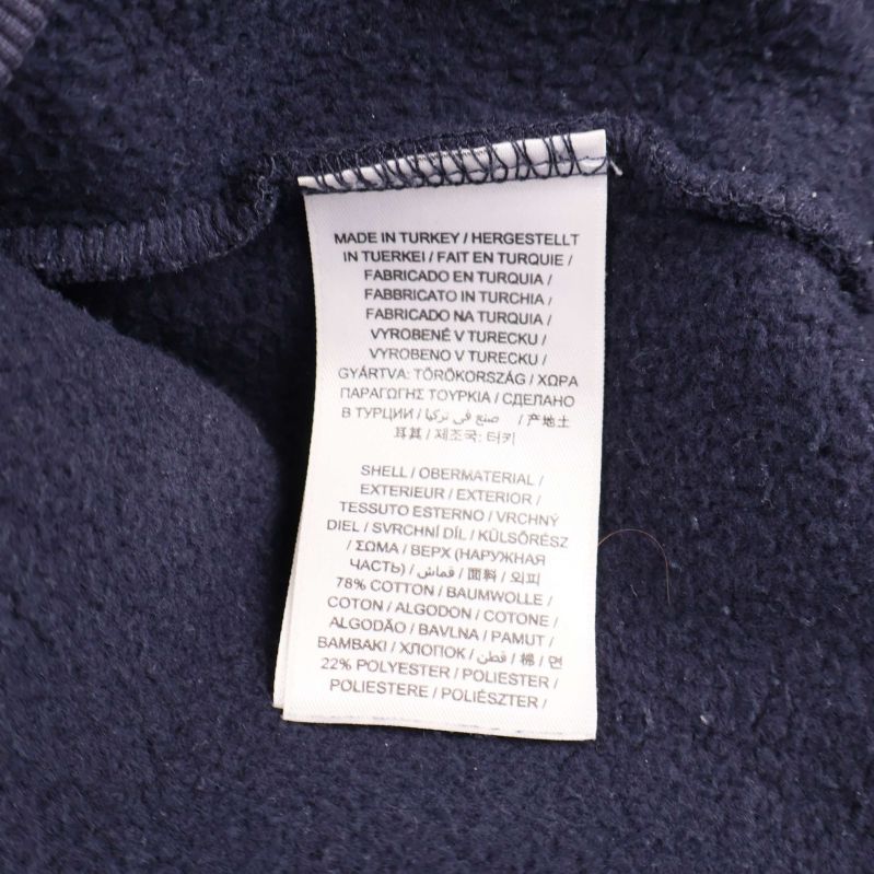 Materiallapp med materialinformation på flera språk inuti hoodie
