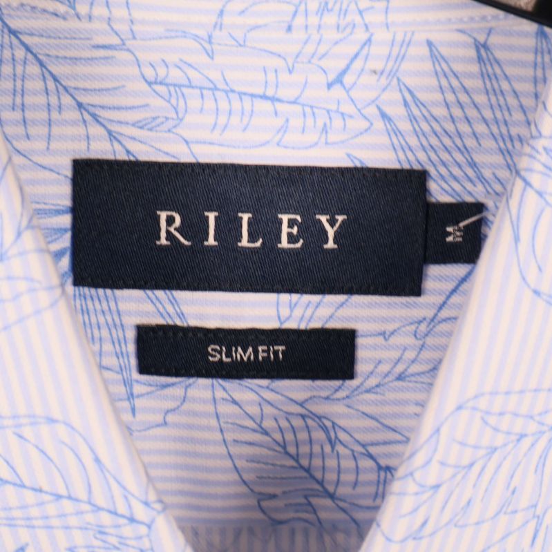 Riley-logotyp och slim fit etikett vid kragen