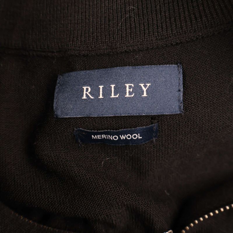 Riley logotyp och lapp med Merino Wool text