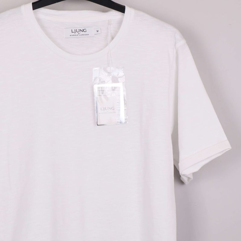 Närbild på t-shirtens överdel och ärm