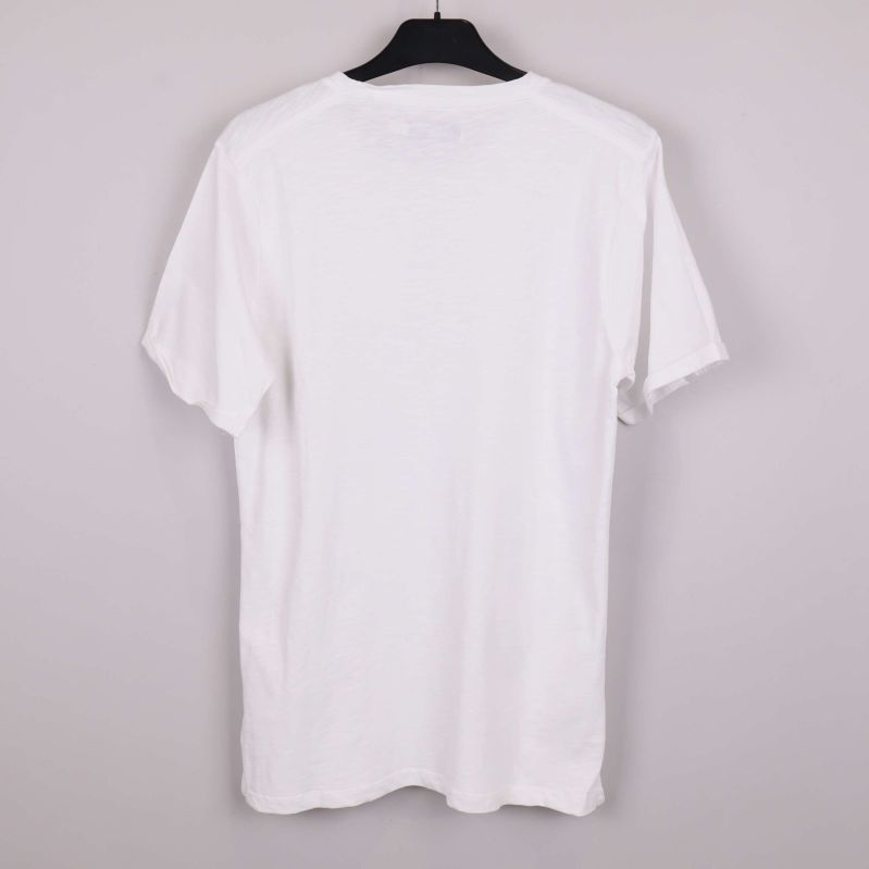 Baksidan av vit t-shirt visas hängande