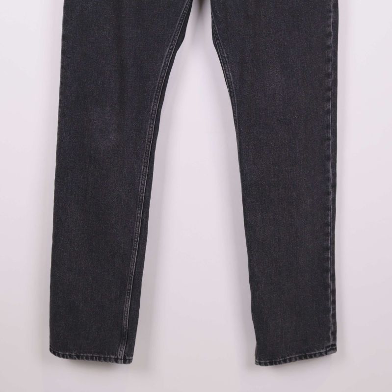 Närbild på byxbenen nedtill i svart denim