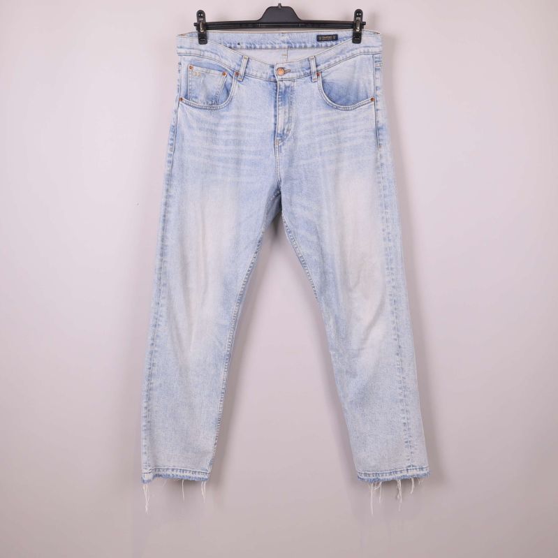 Hela jeansen i ljusblå denim syns framifrån
