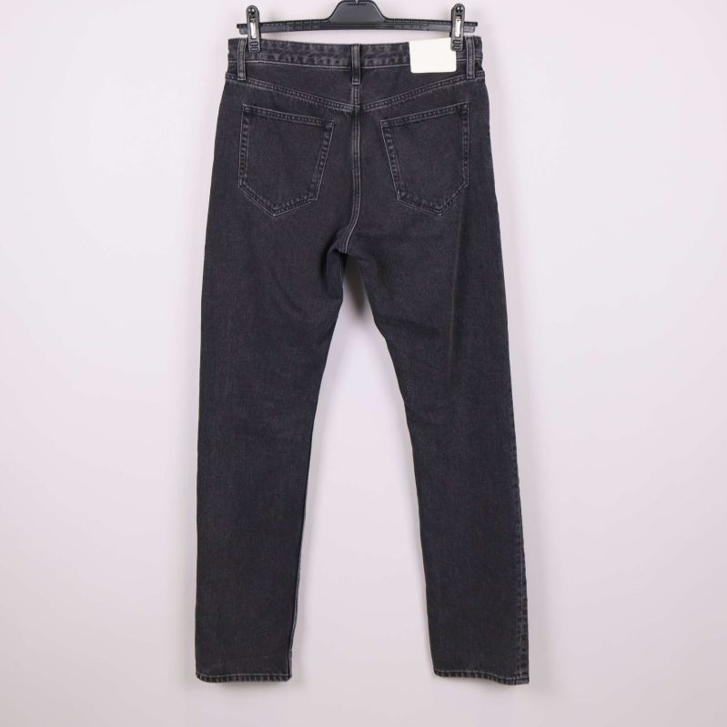 Baksida av svarta jeans med klassiska bakfickor