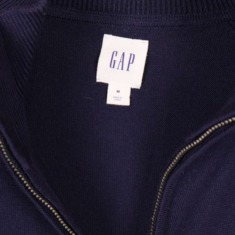 Närbild på GAP-logotyp på insidan av kragen