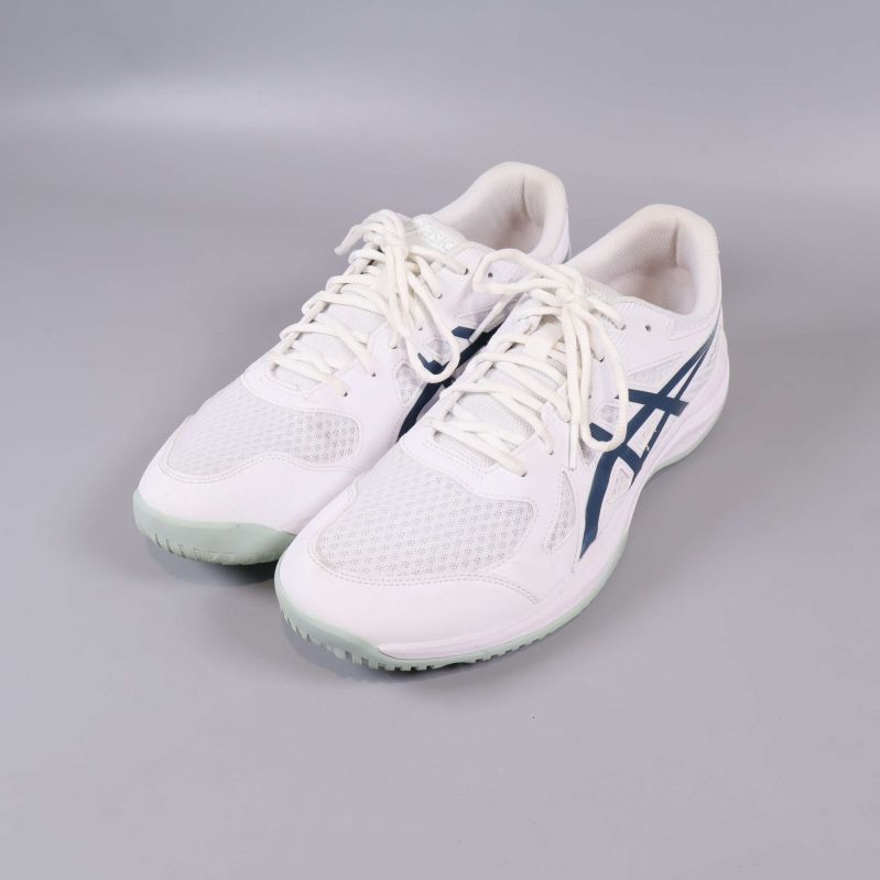 Par vita sneakers med blå logga och snörning