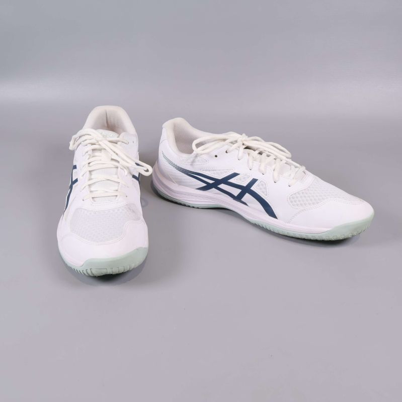 Vita sneakers stående sida vid sida i studio
