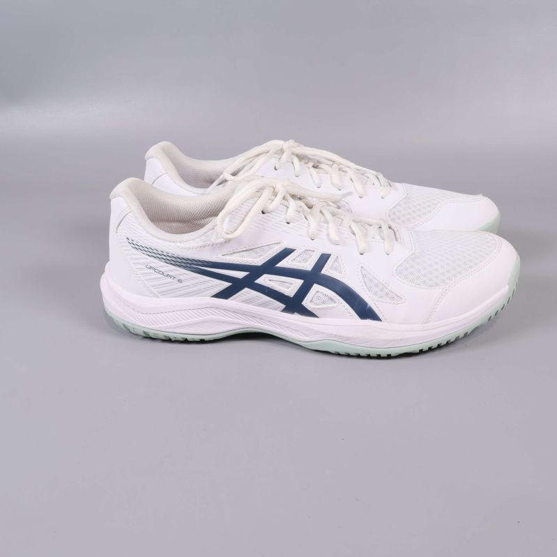 Vita sneakers med blå Asics-logga på sidan