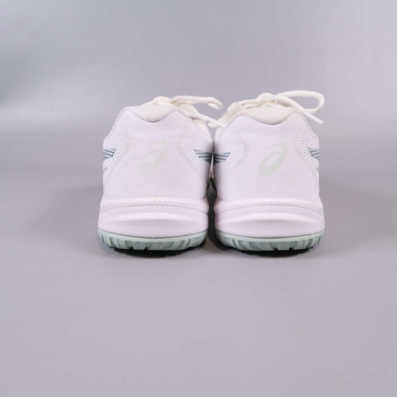 Baksidan av vita sneakers med Asics logga