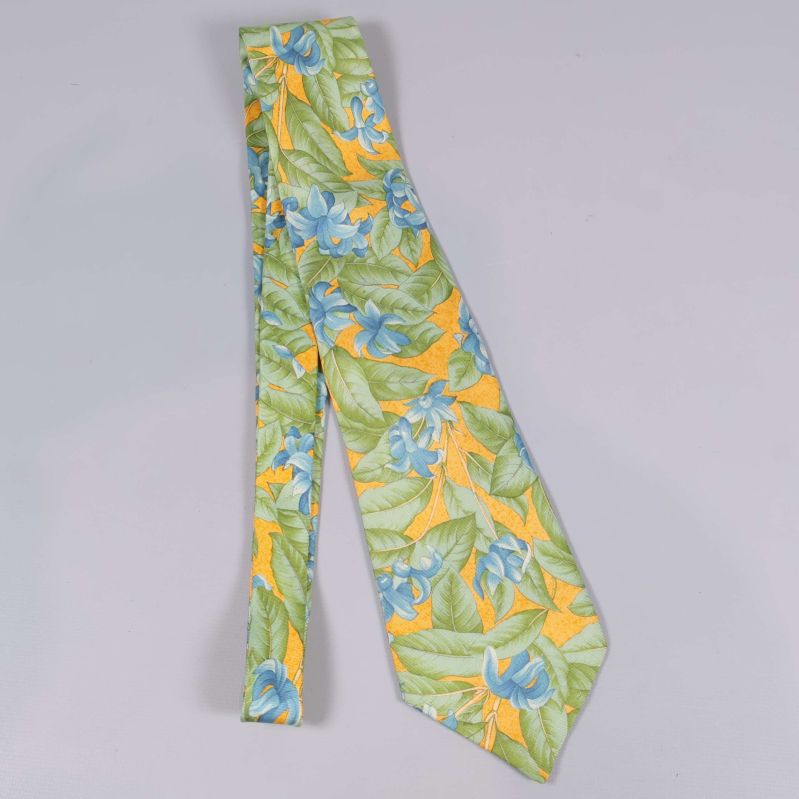 Slips upplagd och visar hela det blommiga tyget