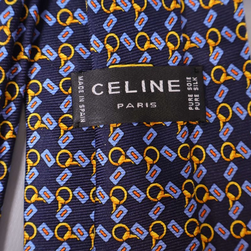 Närbild på Celine Paris-etikett på slipsen