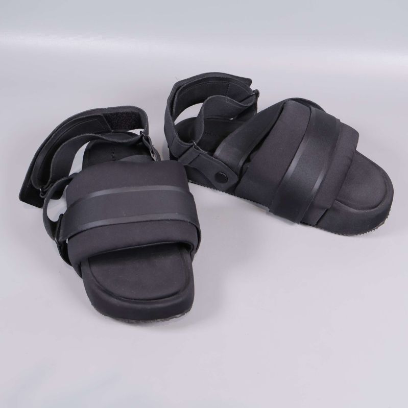 Sandaler snett framifrån med öppen design