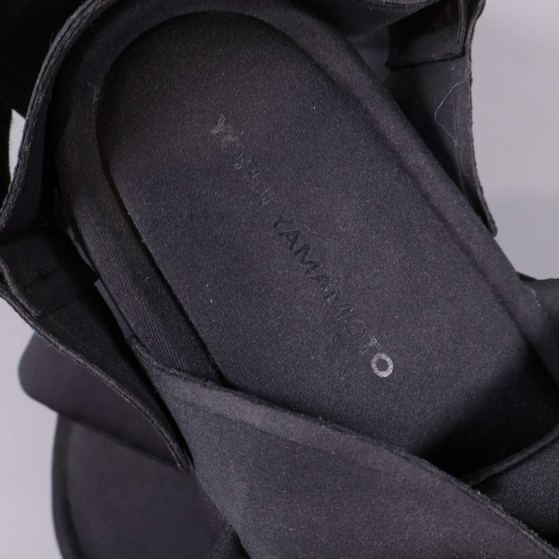 Närbild på innersula med Yohji Yamamoto logga