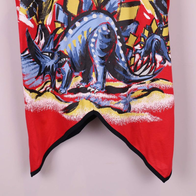 Asymmetrisk nederkant och dinosauriedetalj på linnet