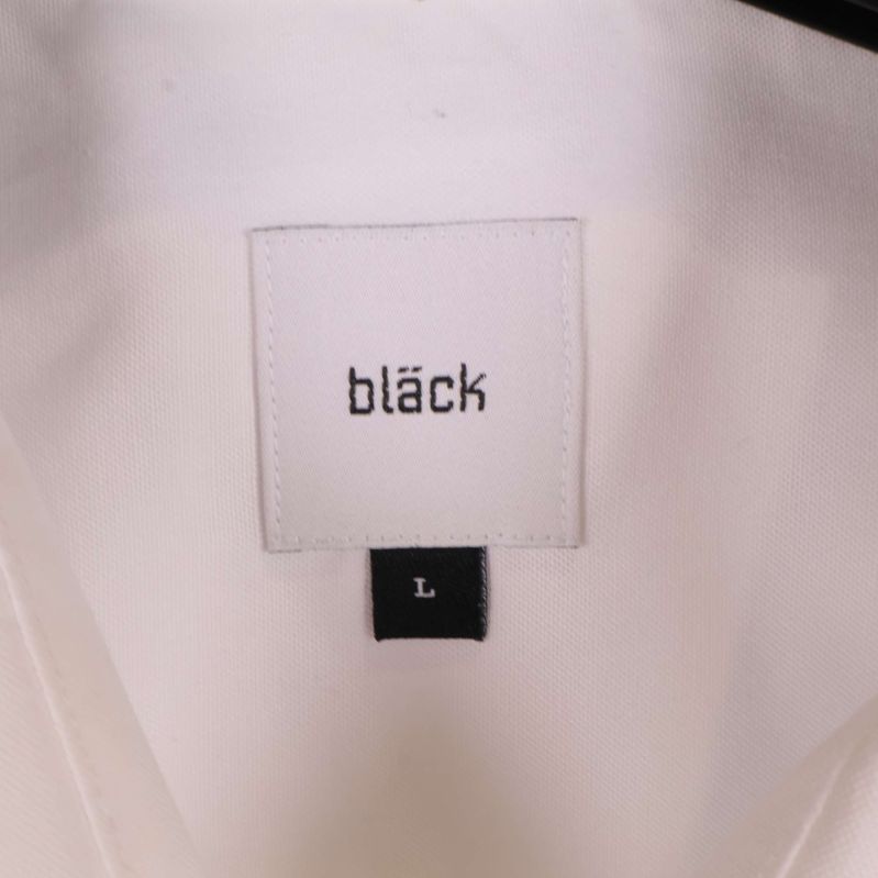 Närbild på vit etikett från Bläck med storlek L
