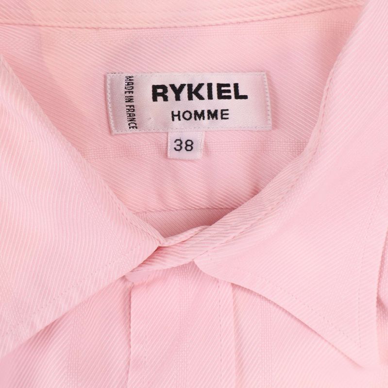 Närbild på etikett med Rykiel Homme i kragen