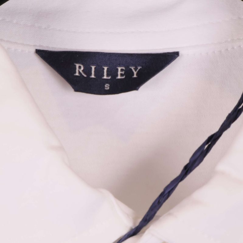 Etikett i kragen visar märket Riley och storlek S