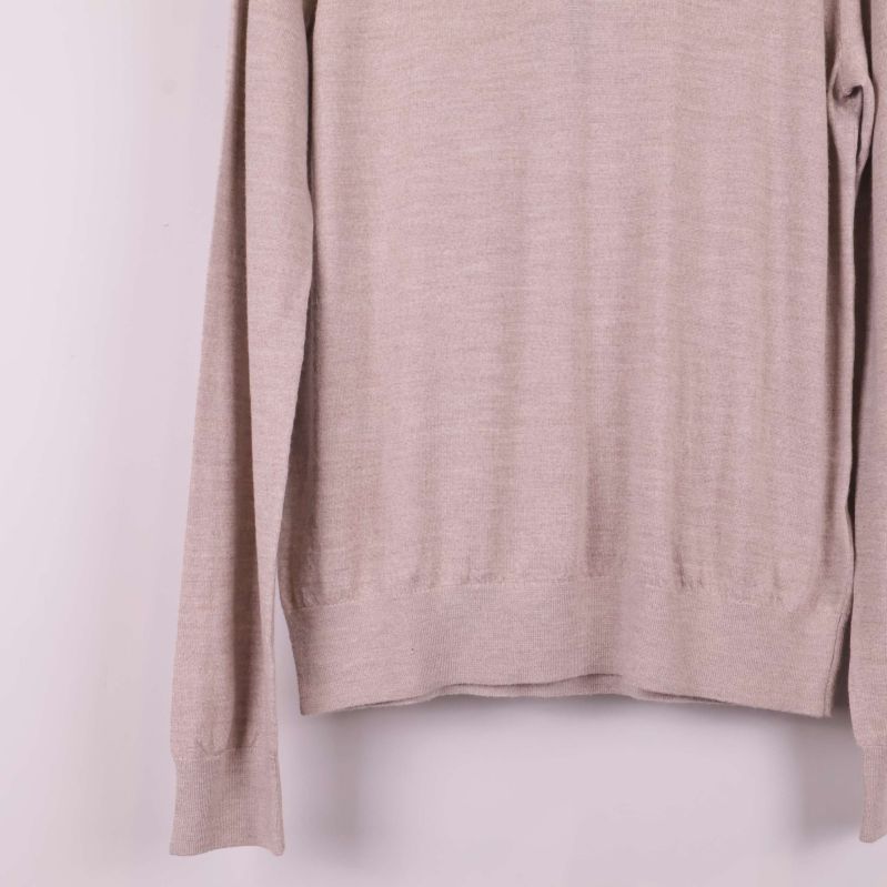 Nederdel av ärmar och tröjans midja i beige stickad kvalitet