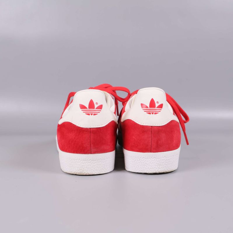 Baksidan av sneakers med Adidas-logotyp i rött