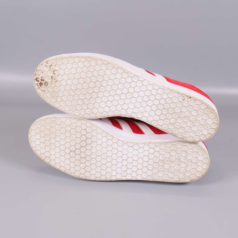 Undersida av sneakers med vit gummisula och hexagonmönster