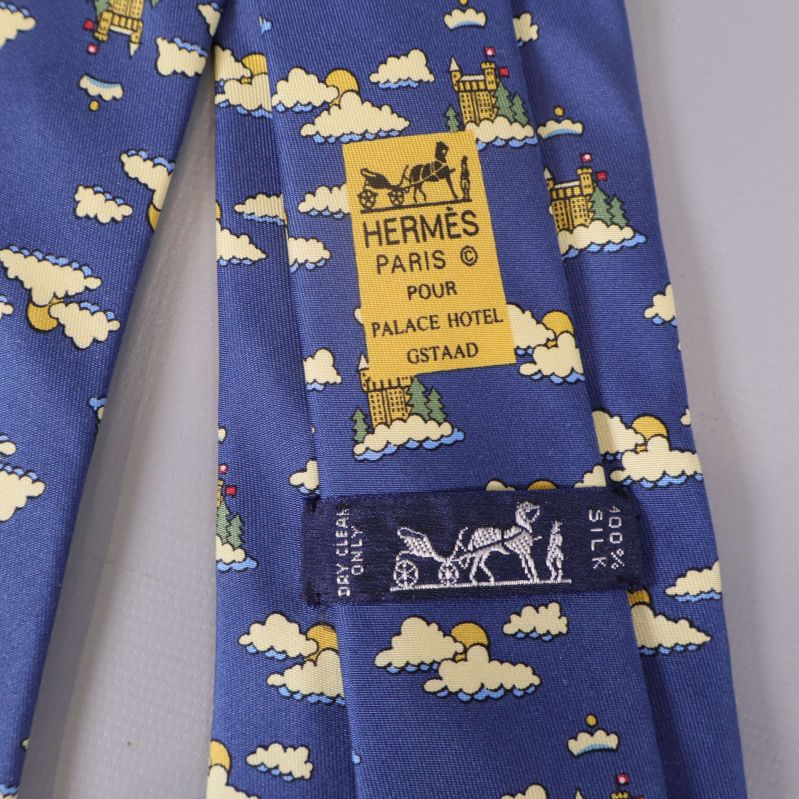 Närbild på Hermès Paris-etikett och slottsmönster