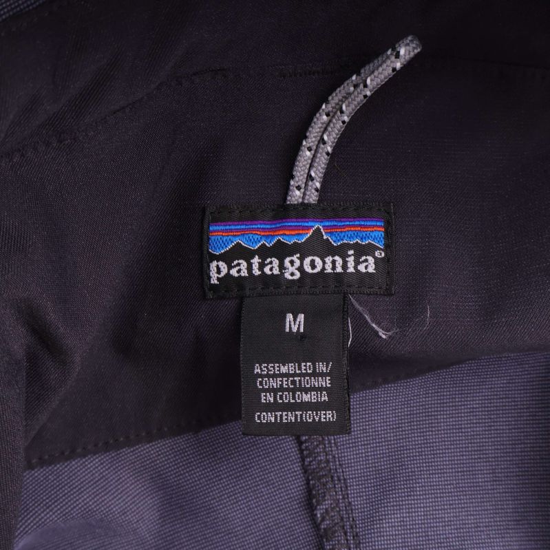Närbild på svart Patagoniaetikett och storleksangivelse M