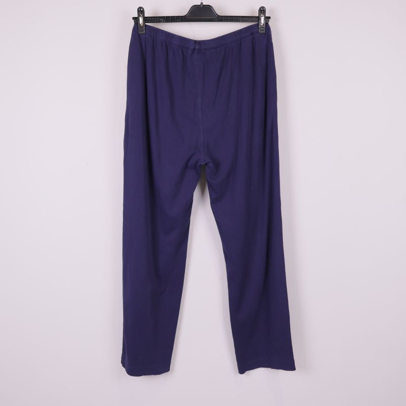 Baksidan av mörkblå pyjamasbyxa i helbild