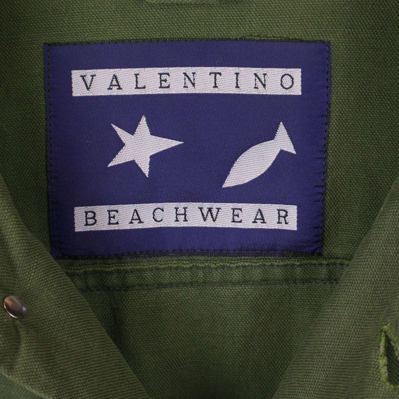 Valentino Beachwear logotypetikett vid jackans hals