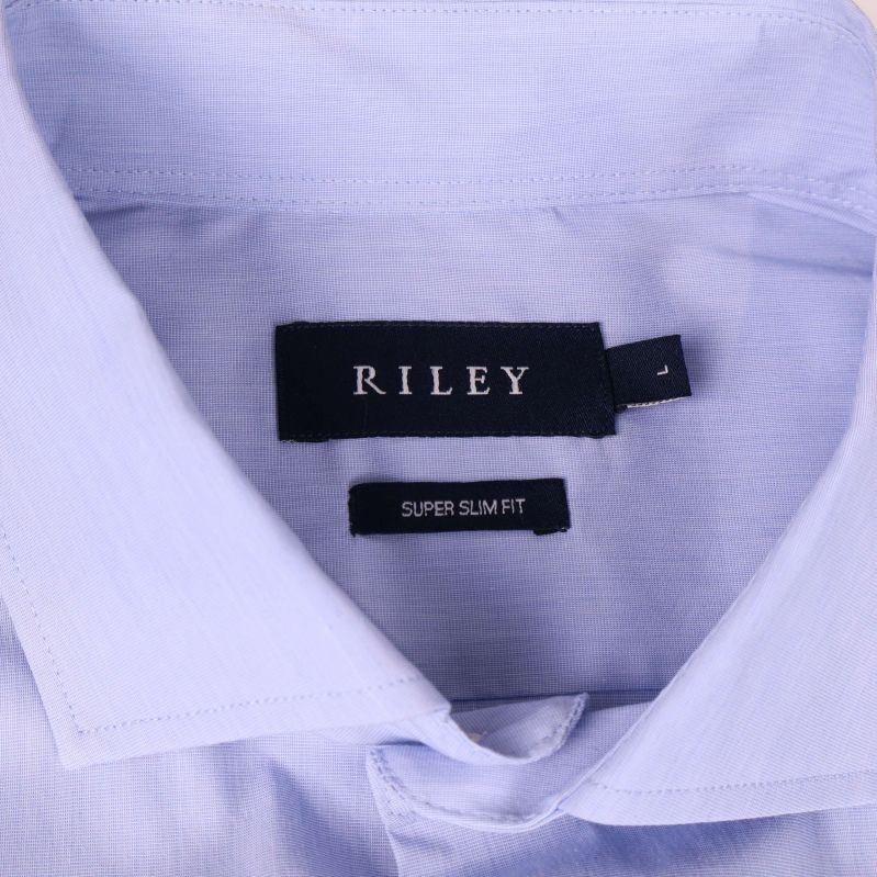 Närbild på etikett i kragen med Riley-logotyp