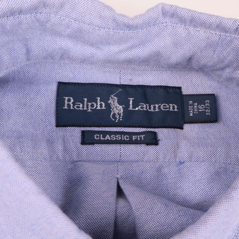 Närbild på Ralph Lauren-etikett och classic fit-etikett i kragen