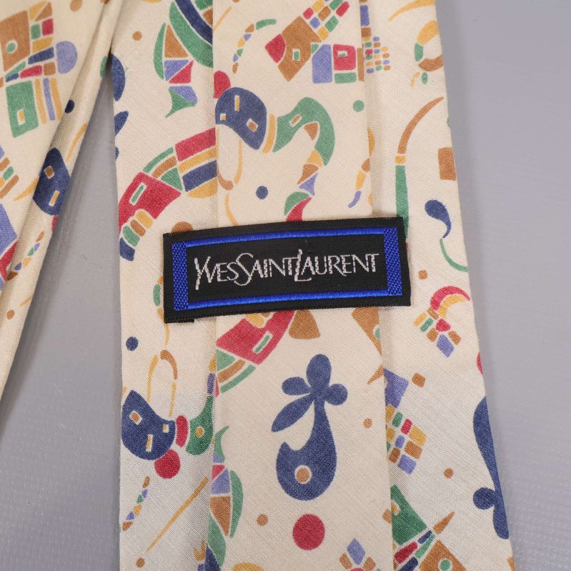 Närbild på Yves Saint Laurent-märke på slips