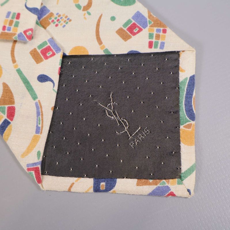 Närbild på svarta fodret med YSL Paris brodyr