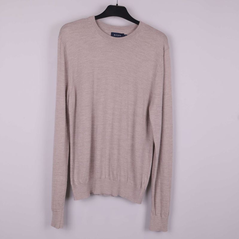 Beige långärmad tröja med rund hals framifrån