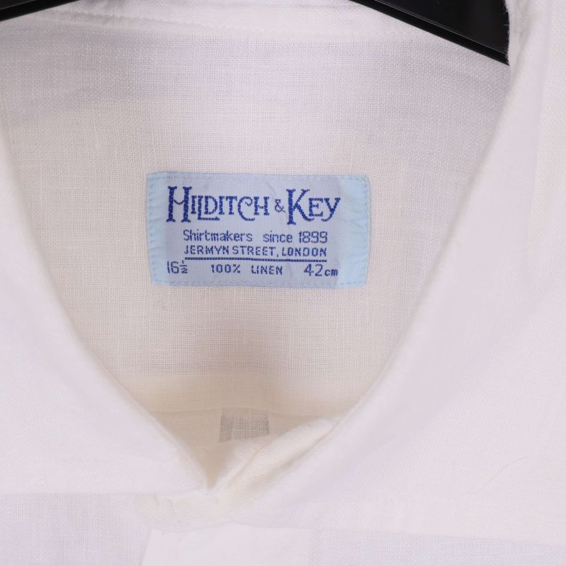 Närbild på Hilditch & Key etikett i kragen