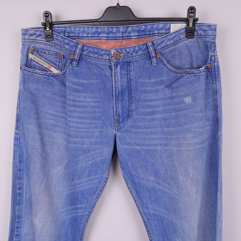 Framsida jeans med dragkedja och fickor synliga