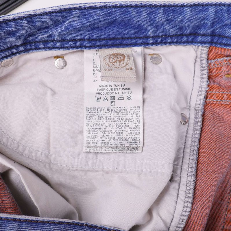 Materiallapp i jeans med tvättinstruktioner och materialinfo