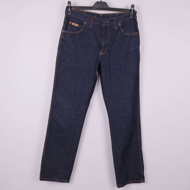 Framsida av mörkblå denimjeans med raka ben och fickor