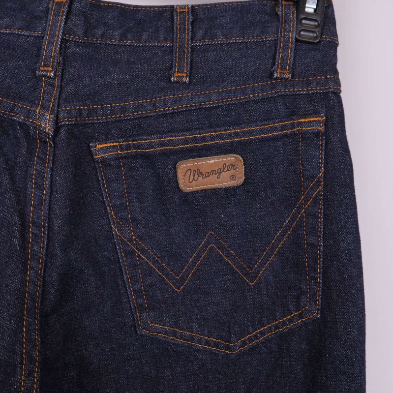 Närbild på bakficka med Wrangler-lapp i läderimitation