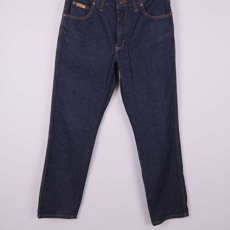 Jeans med raka ben liggande platt mot ljus bakgrund