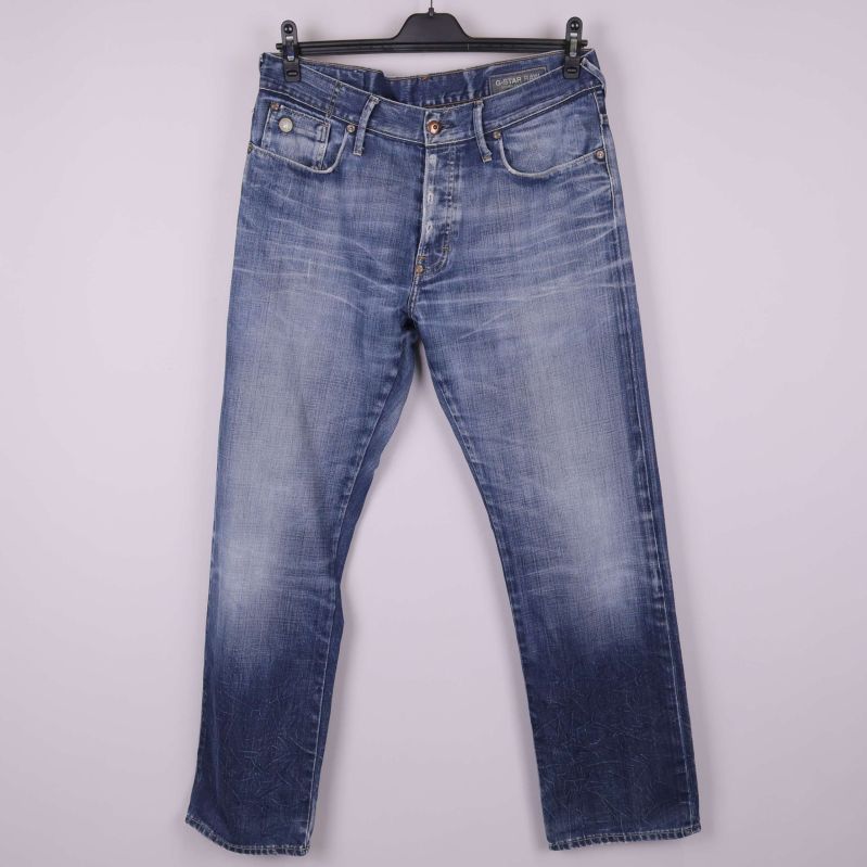 Framsida av ljusblå jeans med vintage tvätt