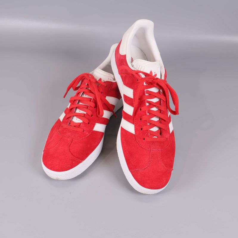 Sneakers i röd mocka med vita detaljer, snörning synlig