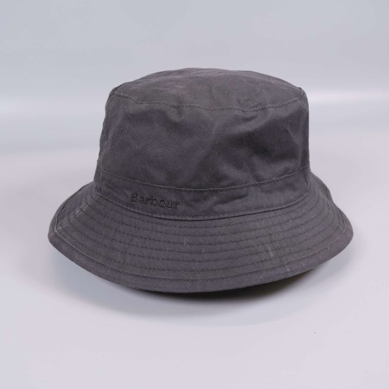 Mörk vaxad bucket hat från Barbour, framsida med diskret logotyp