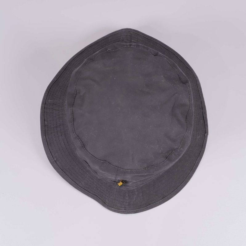 Ovansidan av mörk bucket hat med lätt struktur